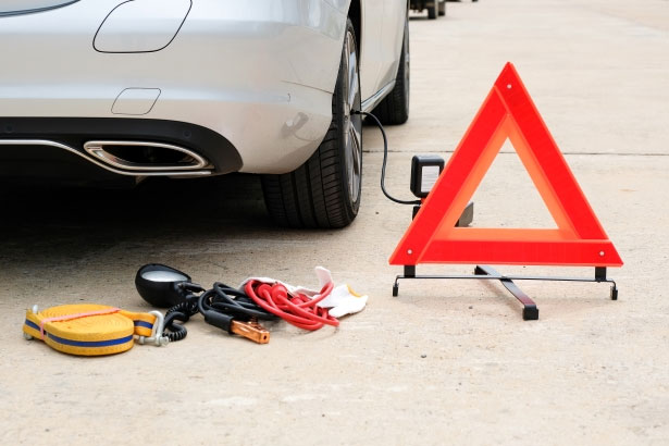 Items to have in your car in case of an emergency or breakdown' Emergency kit items