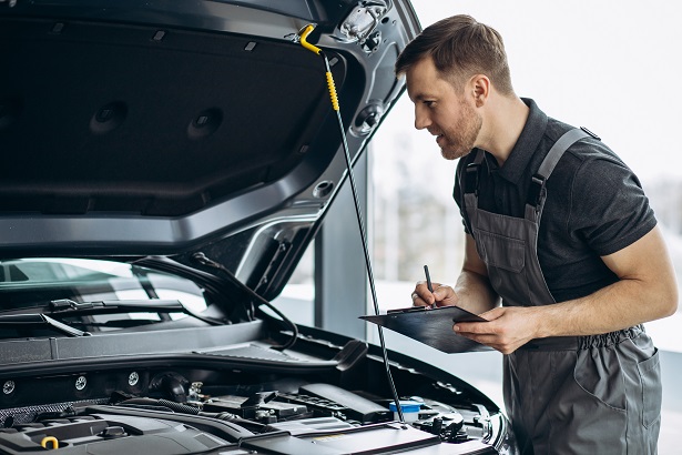 Tips to prepare for your next car service Technician asseing vehicle during service